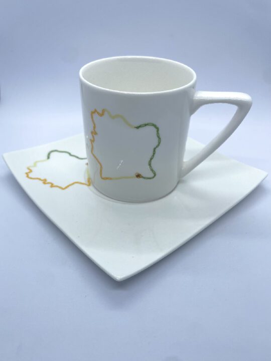 Tasse et sous-tasse en porcelaine modèle carte cote d’ivoire - In Babi