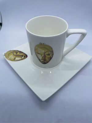 Tasse et sous-tasse en porcelaine modèle le masque baoulé - In Babi